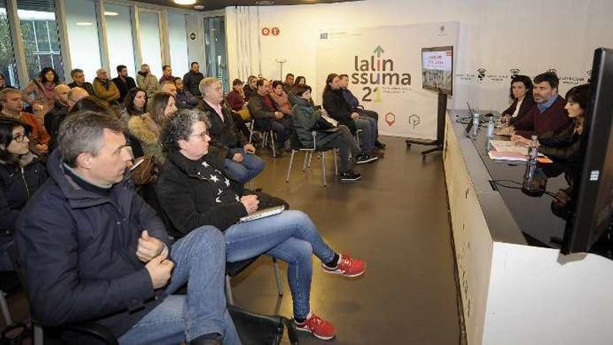 Asistentes, ayer, a la jornada informativa sobre la licitación electrónica en la sala de prensa del consistorio lalinense. // Bernabé/Javier Lalín