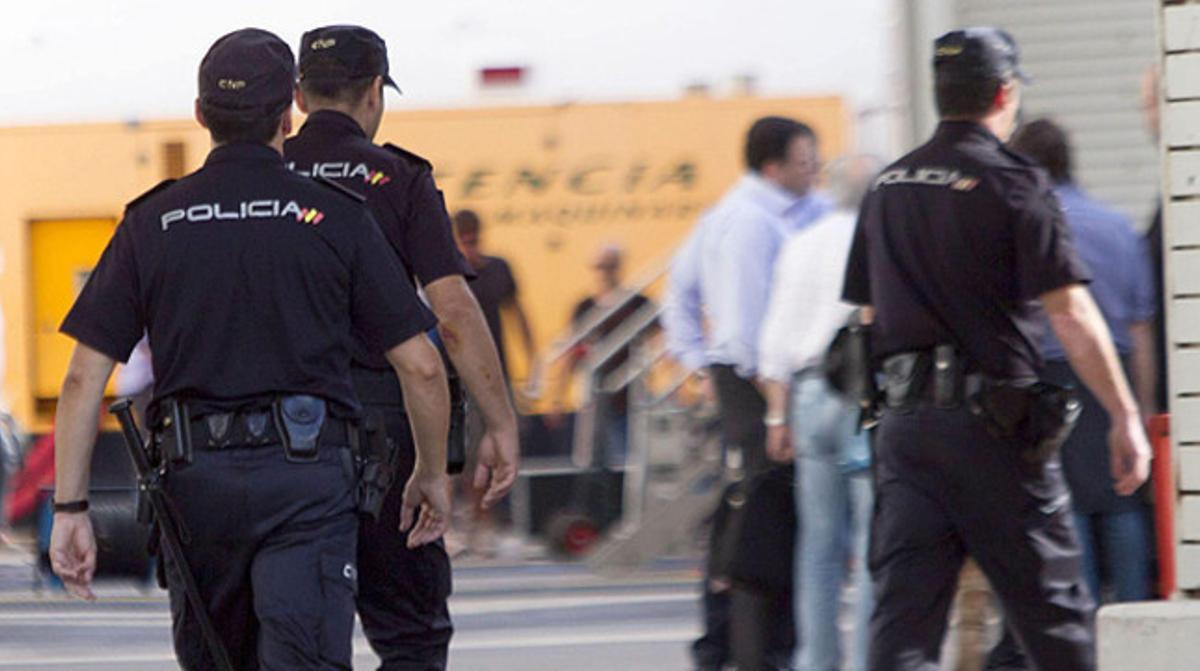 Efectius policials en l’aparcament de l’estadi de futbol de Son Moix de Palma, on s’ha produït l’explosió. Efectius policials en l’aparcament de l’estadi de futbol de Son Moix de Palma, on s’ha produït l’explosió.