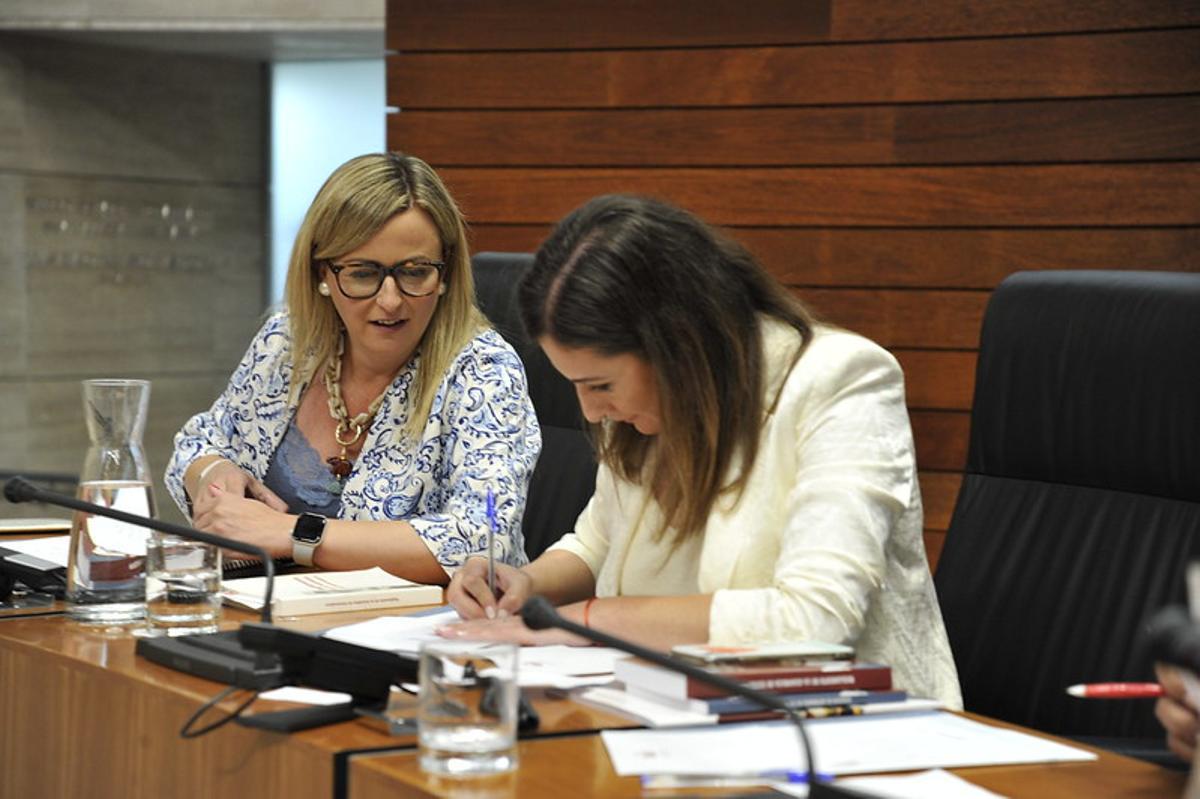 Blanca Martín y Lara Garlito, presidenta y vicepresidenta de la Asamblea de Extremadura, minutos antse de su elección en junio de 2023.