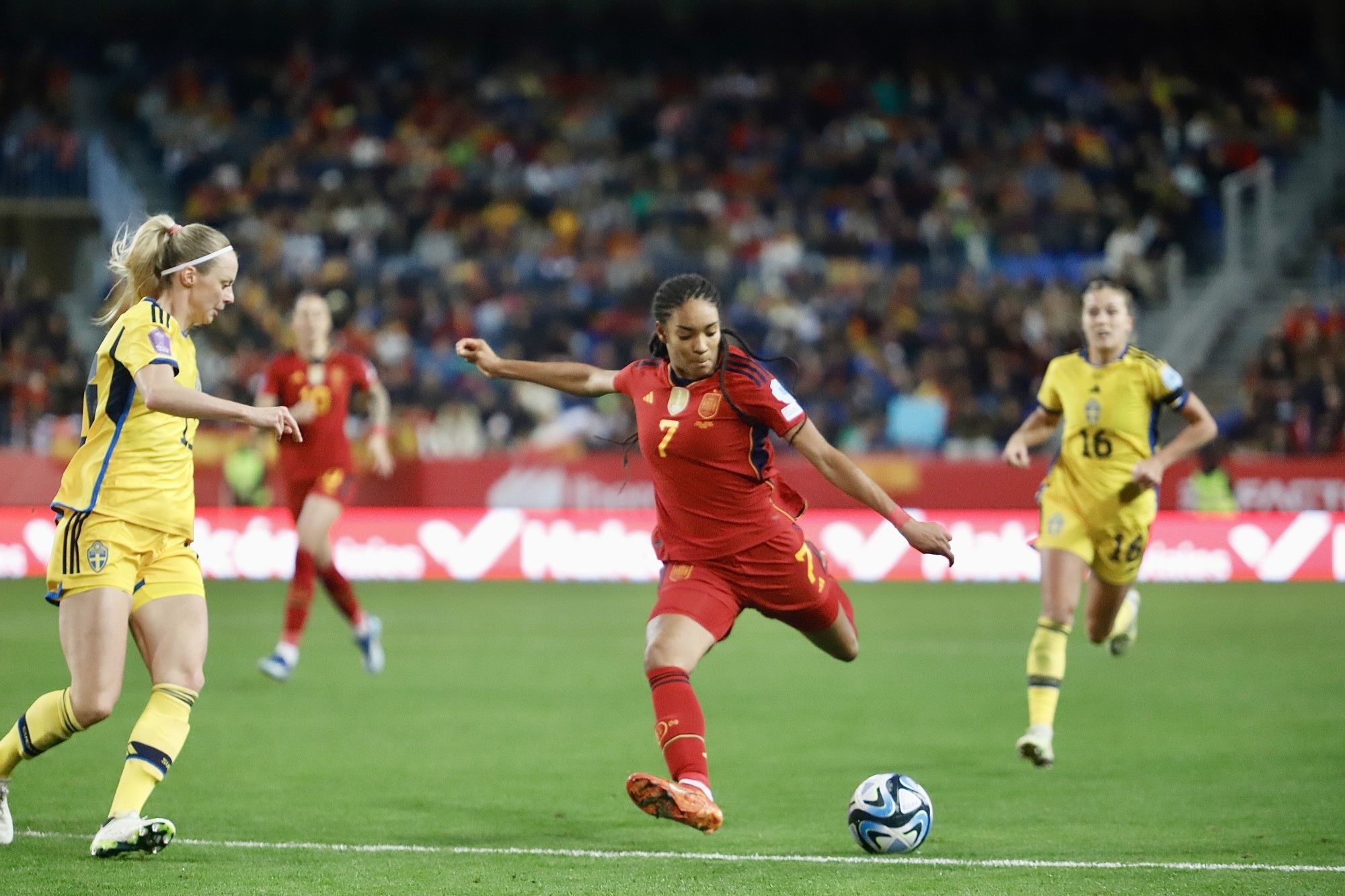 La victoria de la selección femenina de fútbol ante Suecia en La Rosaleda, en imágenes