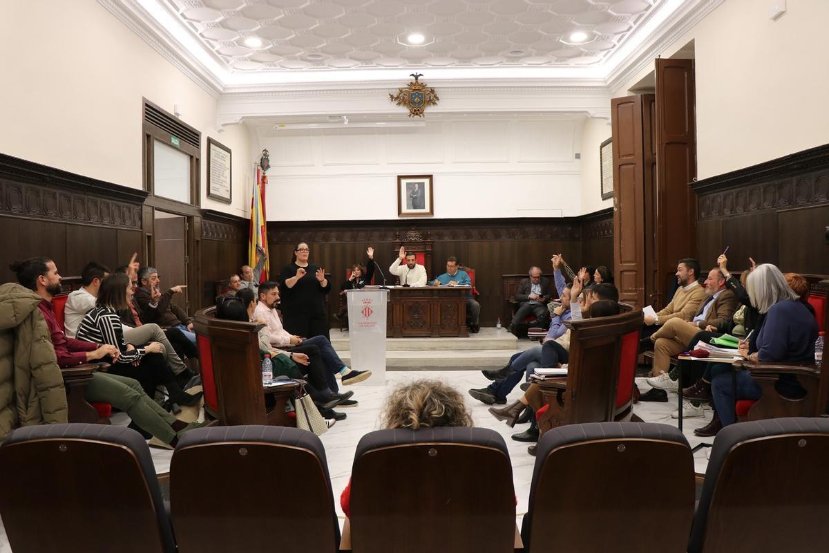 Concejales de Sagunt, en una votación durante el pleno.