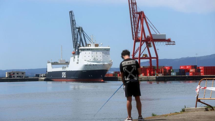 Un buque atracado en el puerto de Vilagarcía.