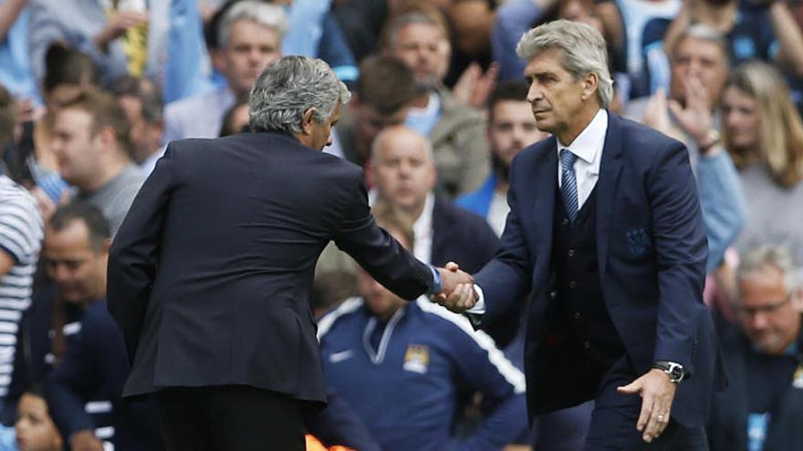 Mourinho y Pellegrini se saludan antes del partido.