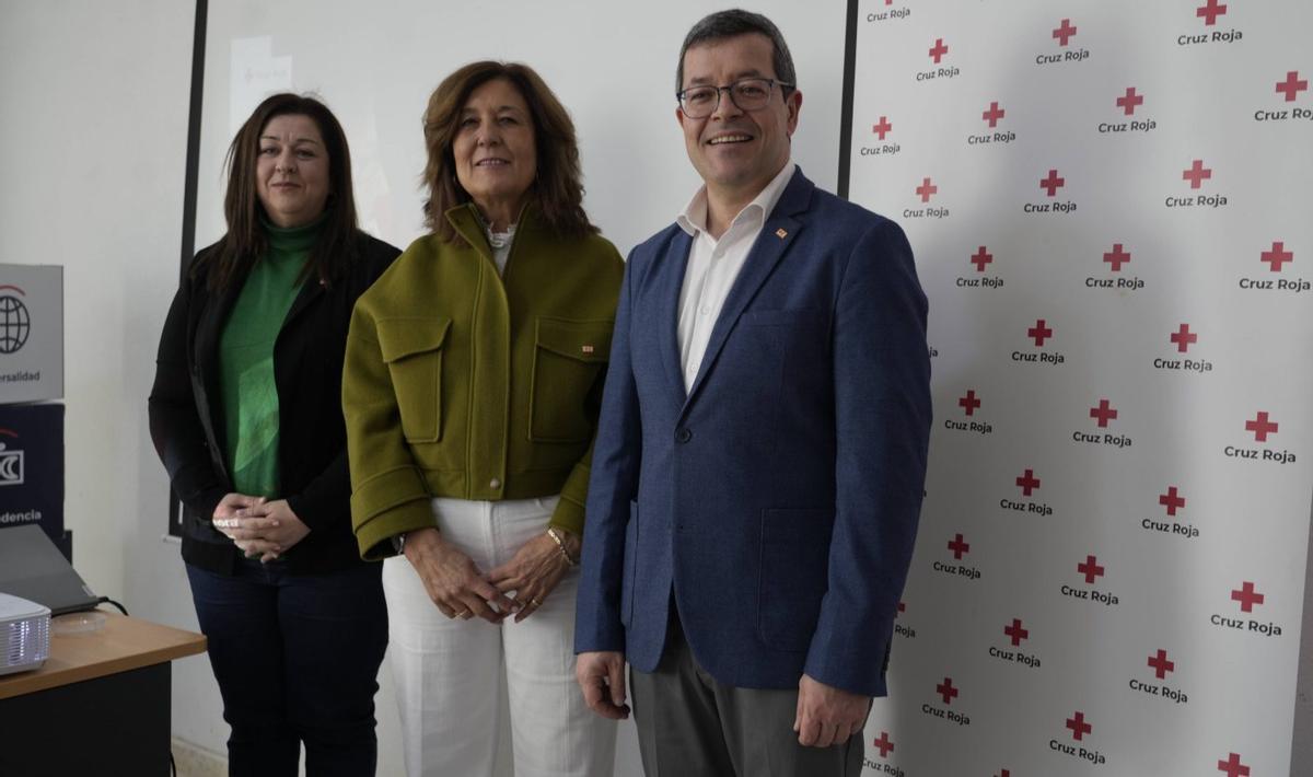 Desde la izquierda, Silvia Montalvo, María José Mateos y José Carlos Vidal, en Cruz Roja Zamora. | JOSE LUIS FERNÁNDEZ