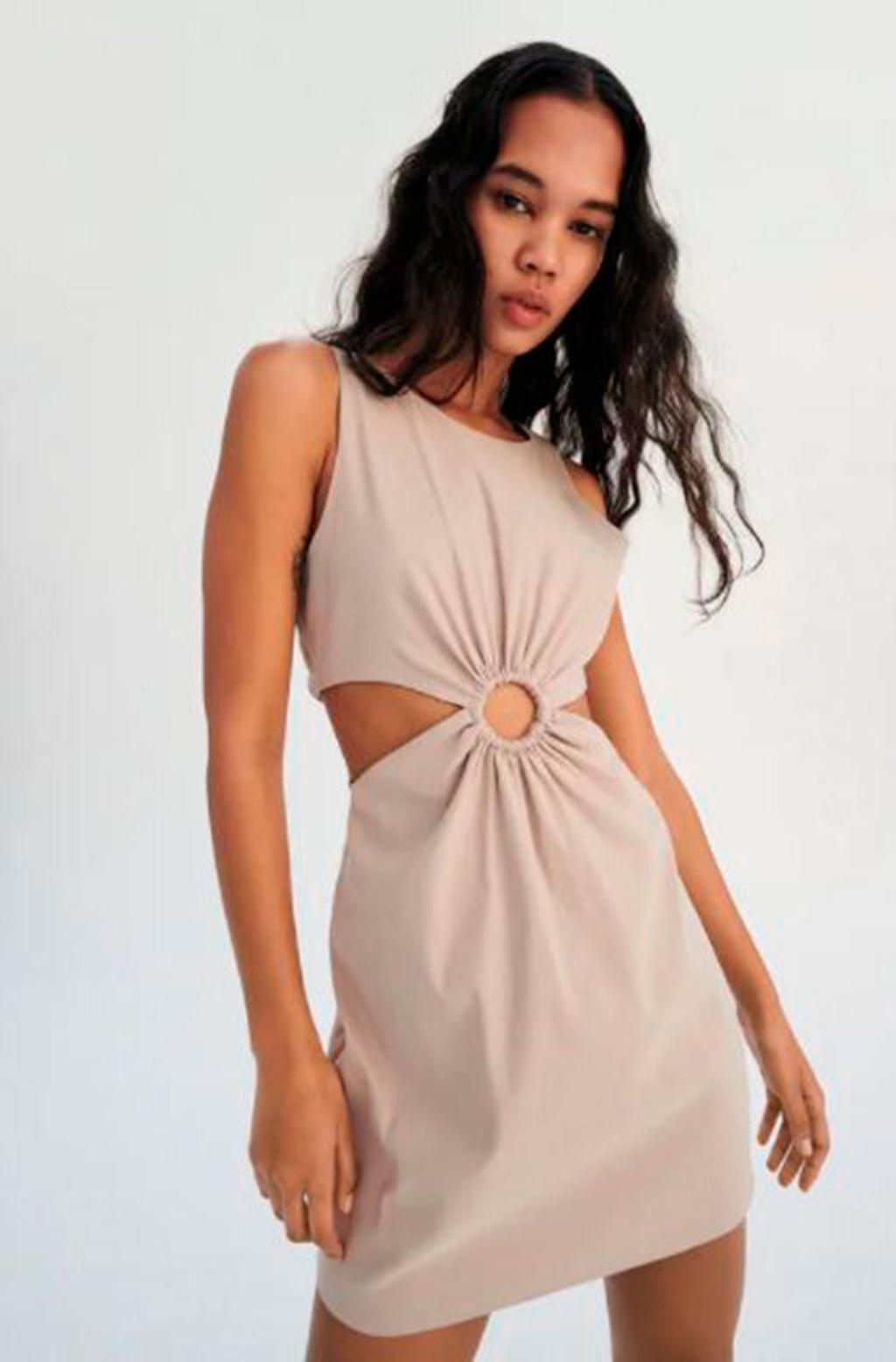 Modelo con vestido de Zara