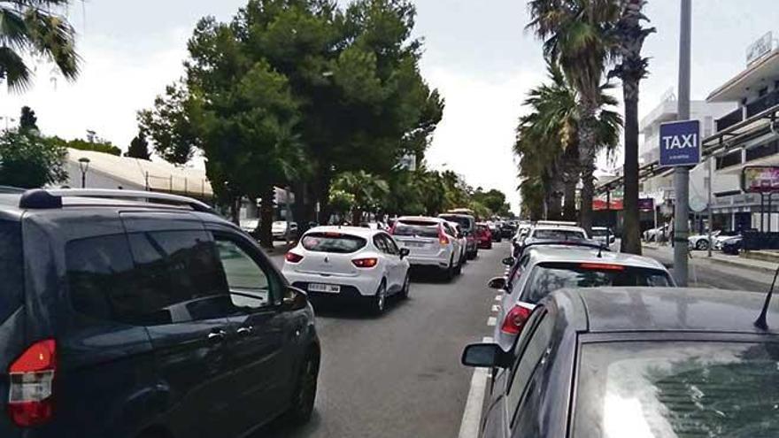 Imagen tomada el domingo pasado donde se observa una alta densidad de tráfico lento en la travesía de la carretera.