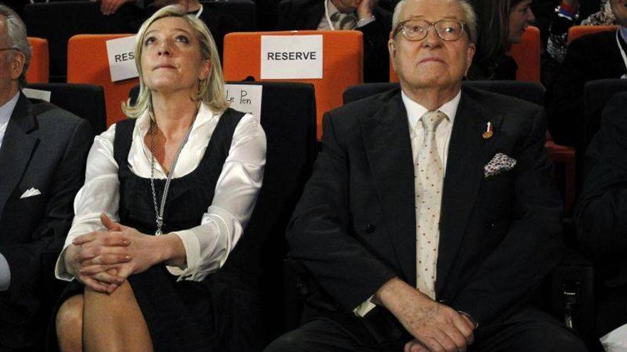 Jean-Marie Le Pen, herido en la cara en el incendio de su casa