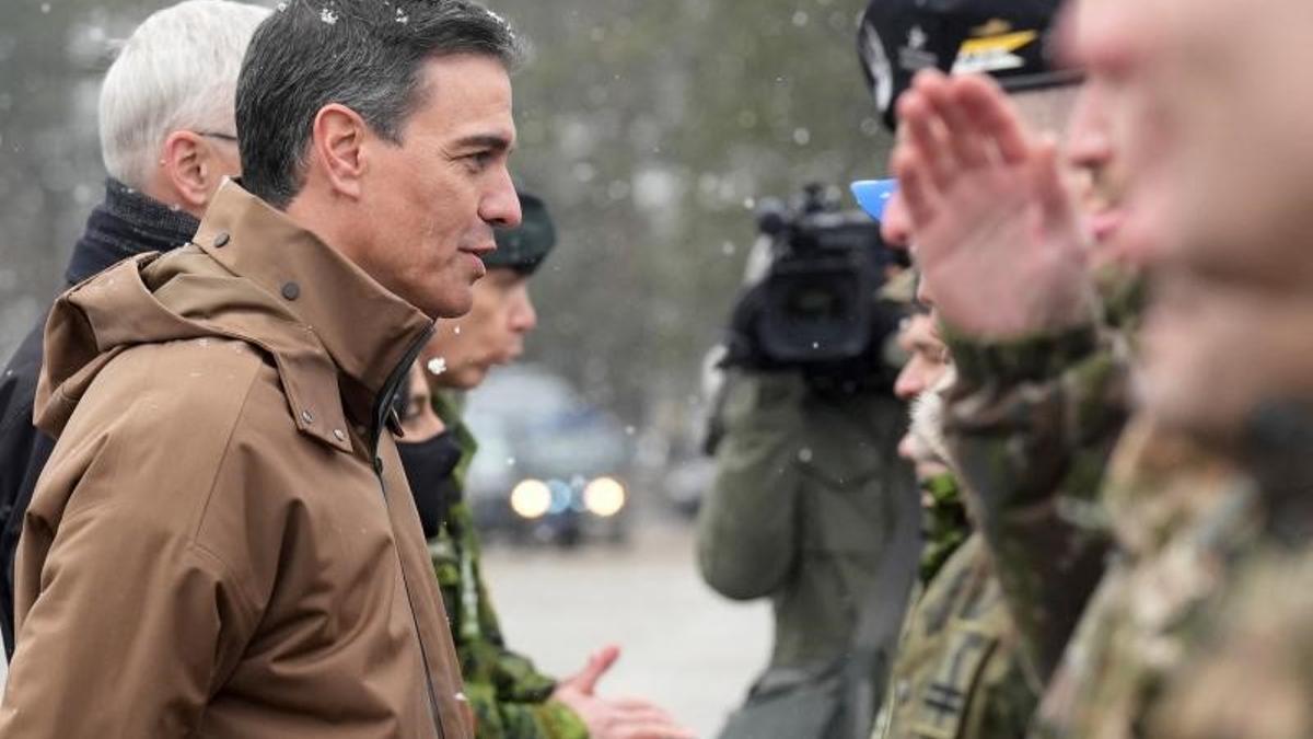 El presidente del Gobierno, Pedro Sánchez, saluda a las tropas de la OTAN a su llegada a la base militar de Ādaži, en Letonia, este 8 de marzo de 2022.