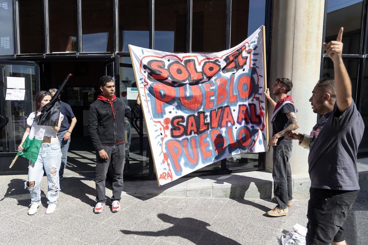 Varios jóvenes y estudiantes colocan pancartas en la Biblioteca General de la Universidad de Málaga