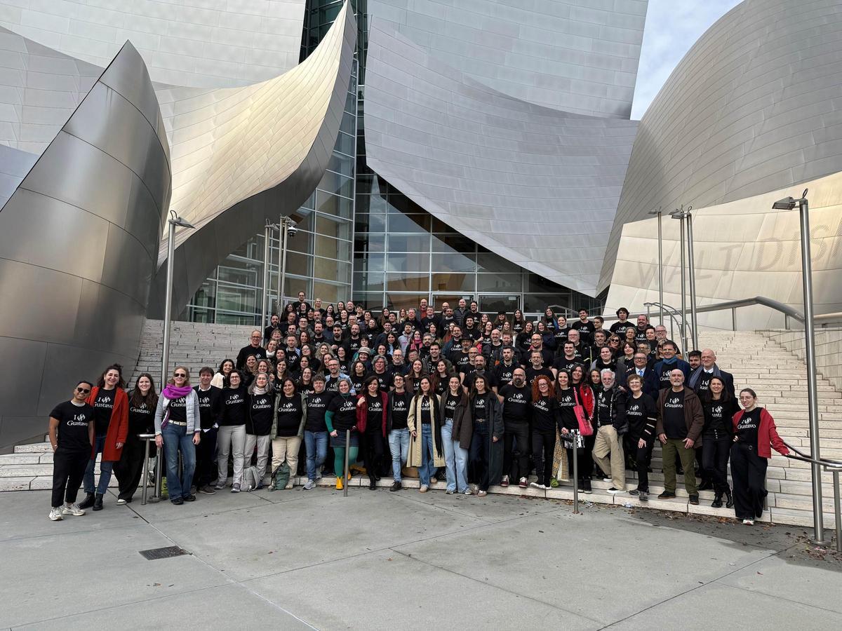 Los 'cantaires' del Orfeó Català y el Cor de Cambra ante el Walt Disney Concert Hall.