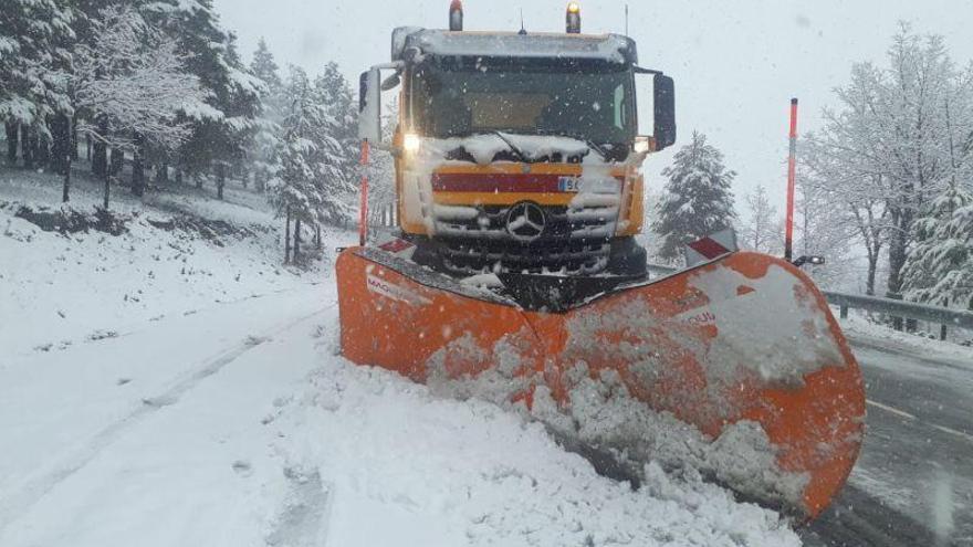 Vuelve la nieve al Pirineo mientras el Ebro empieza a crecer por las fuertes lluvias