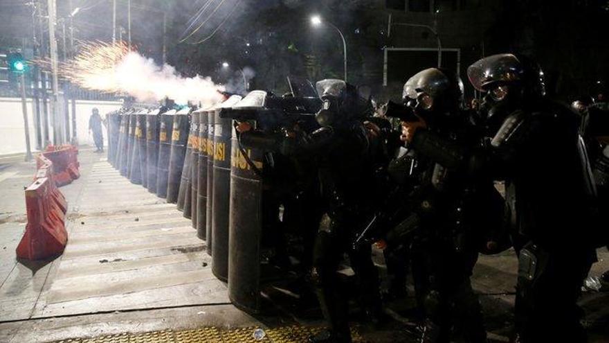 La policía de Indonesia lanza gases lacrimógenos en protestas electorales