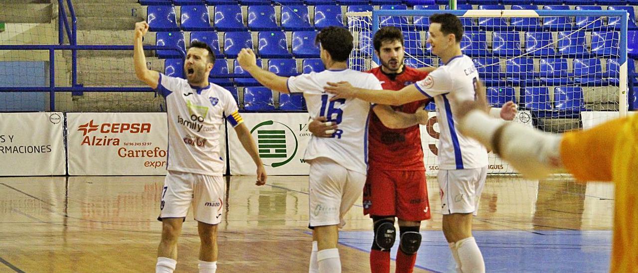 José Carlos lanza un grito de celebración a la grada alzireña. | RAÜL AMAT