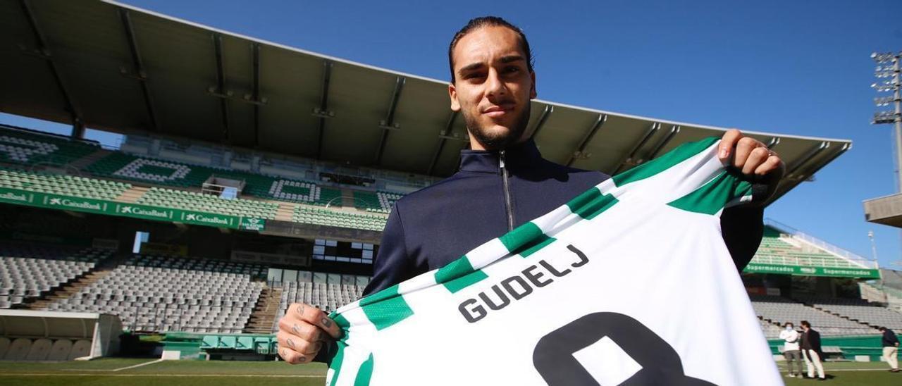 Dragisa Gudelj, en El Arcángel, con su camiseta del Córdoba CF.