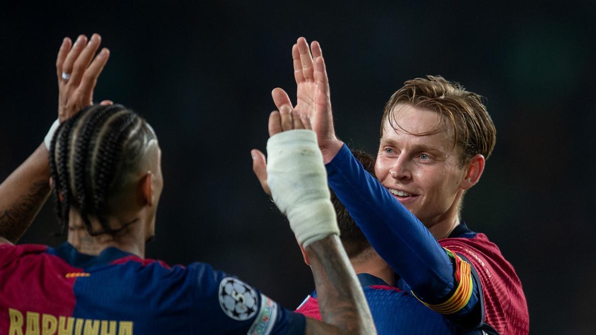 De Jong felicita a Raphinha durante el triunfo del Barça contra el Dortmund.