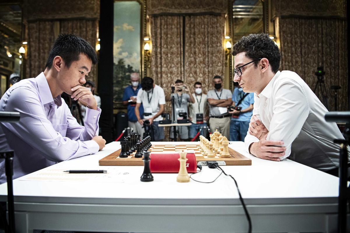 Ding Liren y Fabiano Caruana, en la partida de la jornada 11 del torneo de Candidatos. 