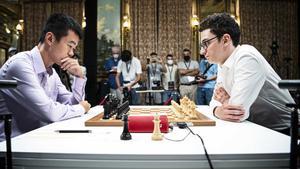 Ding Liren y Fabiano Caruana, en la partida de la jornada 11 del torneo de Candidatos. 