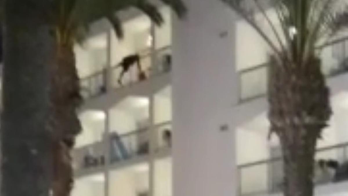 Un hombre intenta tirar a dos policías por un balcón en un hotel de Mallorca