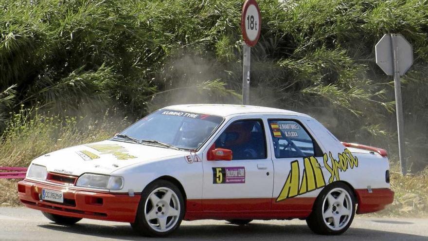 El Ford Sierra Cosworth de José Martorell y Tomeu Fluxà en un tramo del Rallysprint.