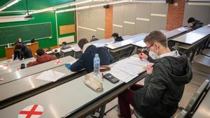 Alumnos universitarios, durante los exámenes presenciales de enero