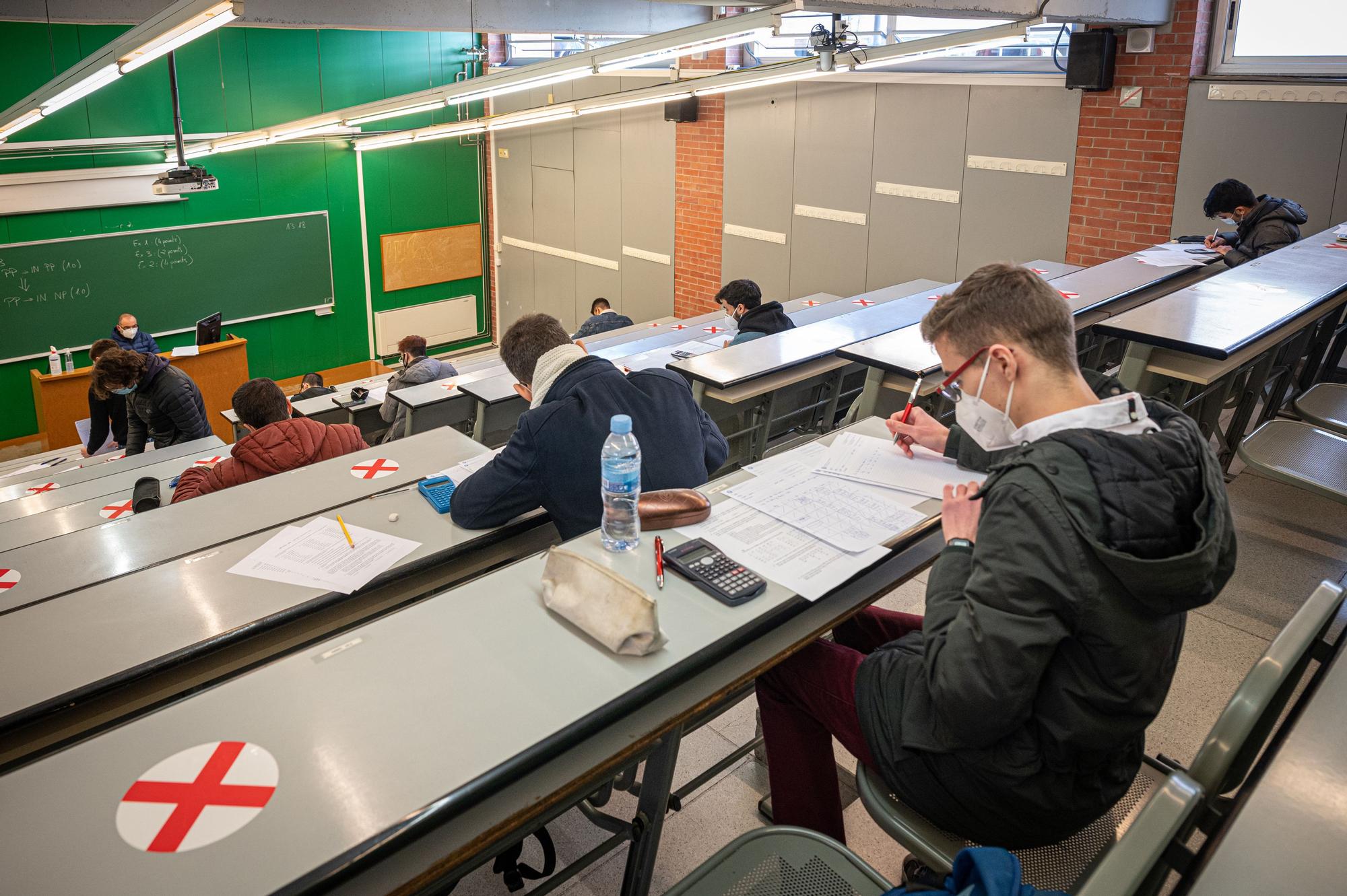 Alumnos universitarios, durante los exámenes presenciales de enero