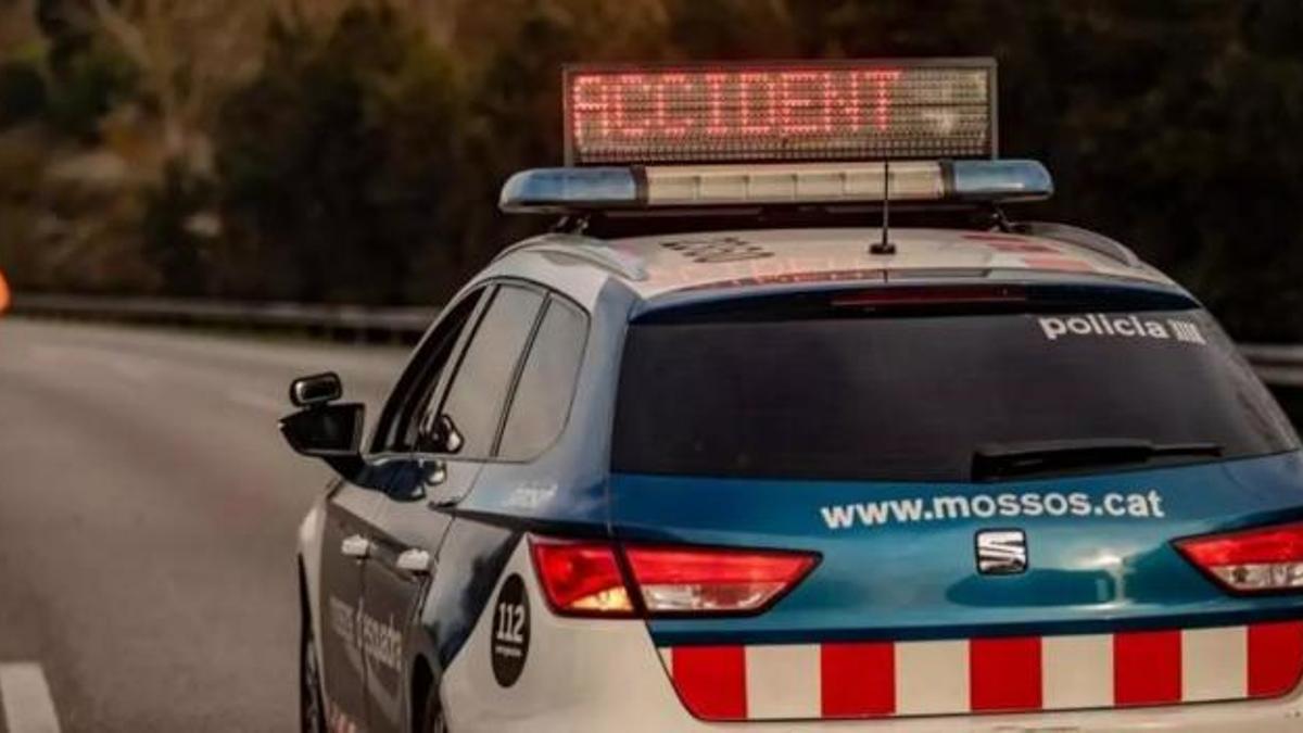 Vehículo de los Mossos avisando de accidente en la vía.