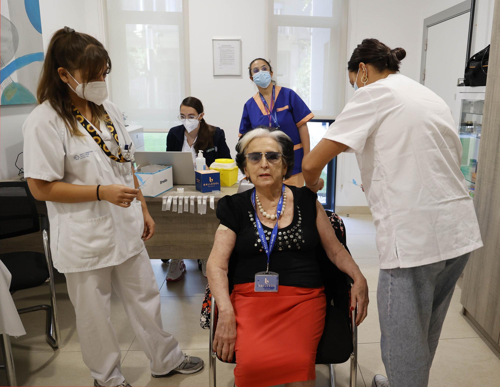 Inoculación de la cuarta dosis de COVID en Ballesol.