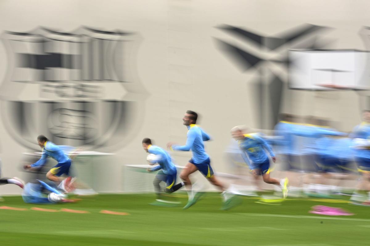 Ferran Torres, en primer término, en el entrenamiento de este martes,