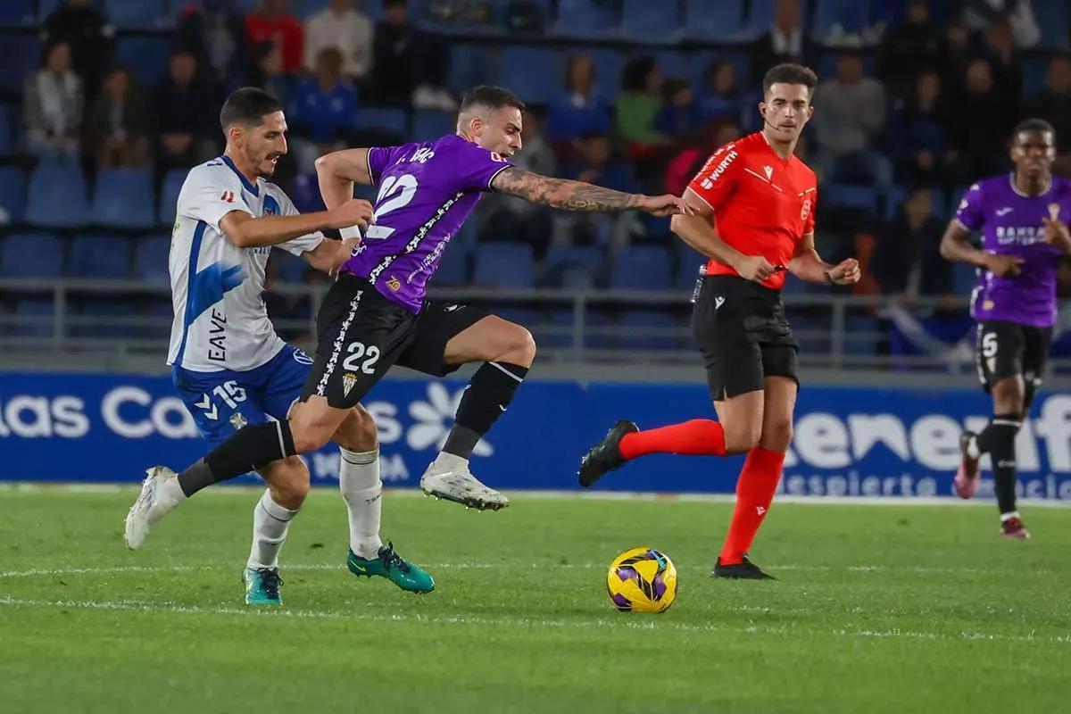 Eder Mallo Fernández, a la derecha de la imagen, durante un lance del Tenerife-Córdoba CF del pasado curso.