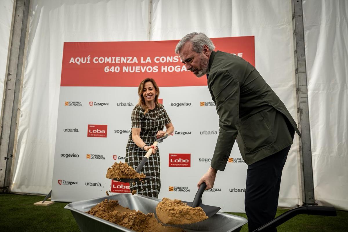 La alcaldesa de Zaragoza, Natalia Chueca, y el presidente de Aragón, Jorge Azcón, colocan la primera piedra de las viviendas-.