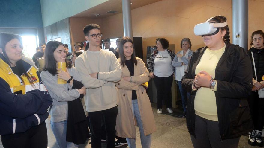 Varios de los asistentes a las jornadas (in)fórmate probando unas gafas de realidad virtual. | // NOÉ PARGA