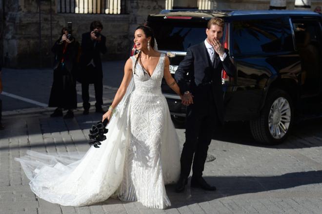 La presentadora Pilar Rubio y el futbolista Sergio Ramos, a la salida de la Catedral de Sevilla donde se ha celebrado este sábado su boda.