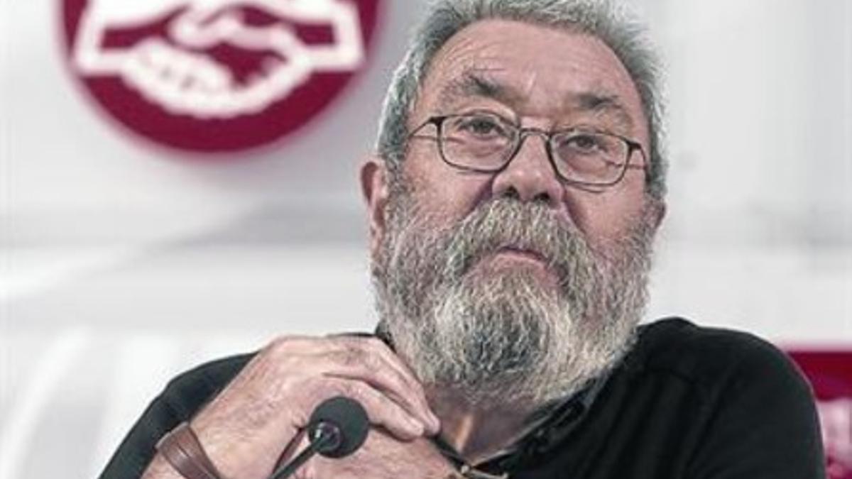 El líder de UGT explica los acuerdos de la dirección del sindicato, ayer.