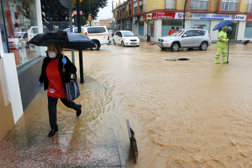 De nuevo, como a comienzos de año, el distrito de Campanillas ha sido el mas castigado por la acumulación de agua, desbordándose arroyos y anegándose muchas de sus calles.