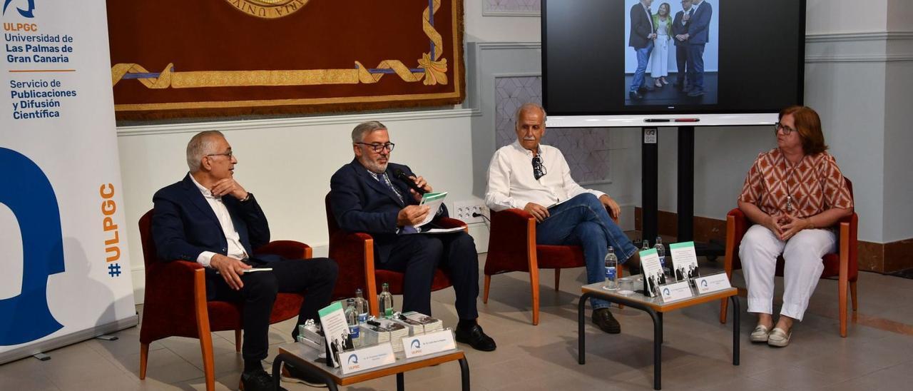 Francisco Quintana, el rector Lluís Serra, Miguel Suárez de Tangil y Yaya Hernández, durante la presentación del libro. | | LP/DLP