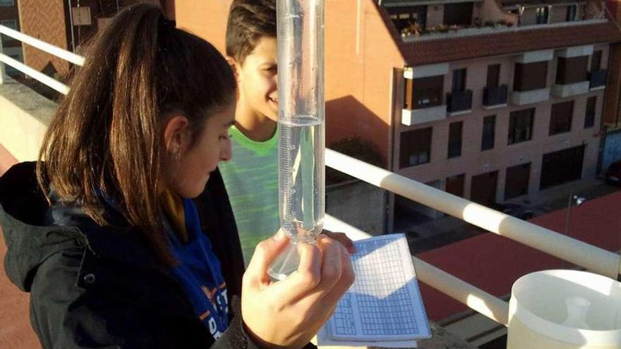Dos alumnos realizando mediciones.