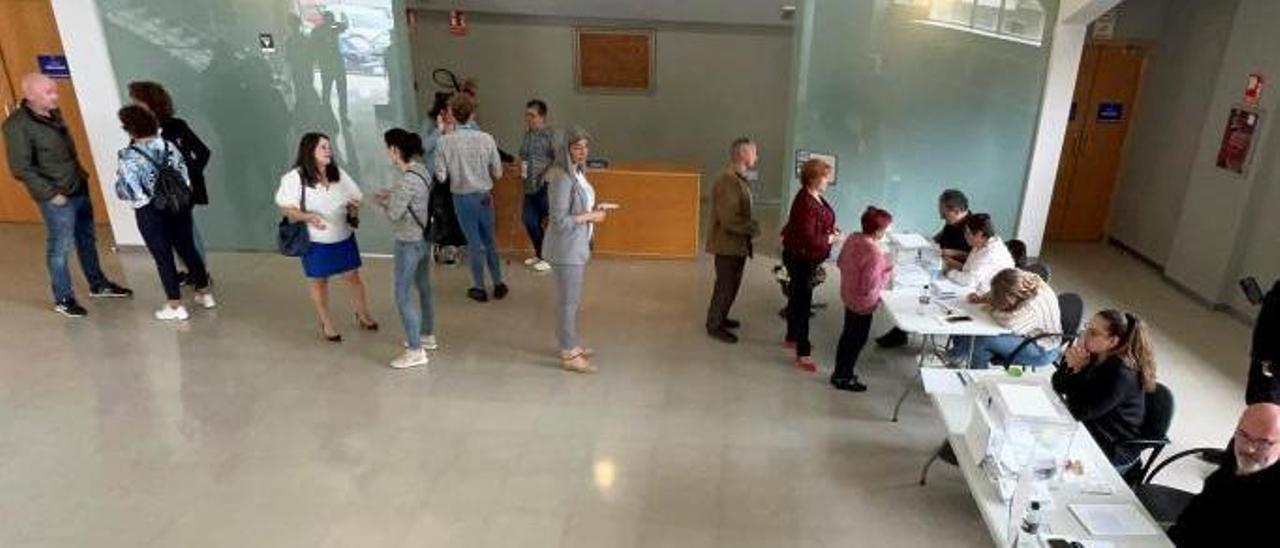 En el Auditorio, donde votaron Victoria Portas e Iria Malvido, “sobraron” tres votos.   | // G.N.