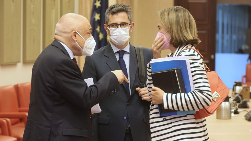 El secretario general del Grupo Socialista en el Congreso, Rafael Simancas; el ministro de la Presidencia, Relaciones con las Cortes y Memoria Democrática, Félix Bolaños y la portavoz parlamentaria del PP, Cuca Gamarra.