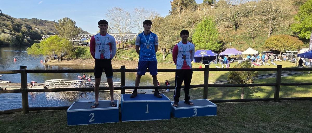 El cambadés Pablo Contiñas se subió a lo más alto del podio en el kayak cadete A