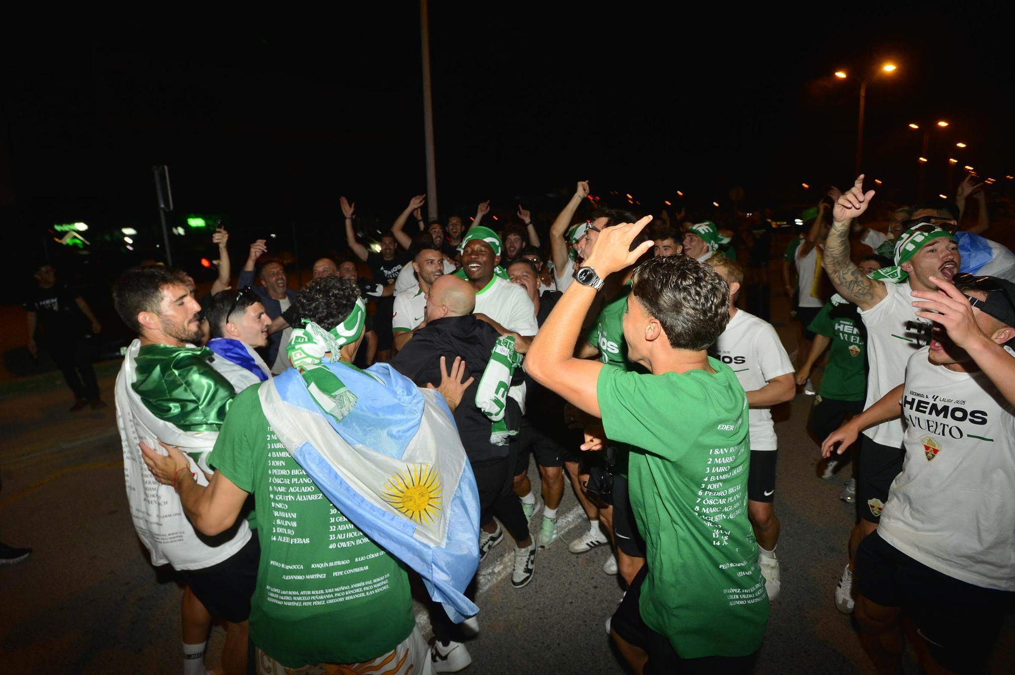 La afición del Elche recibe a los héroes del ascenso a su llegada al Martínez Valero