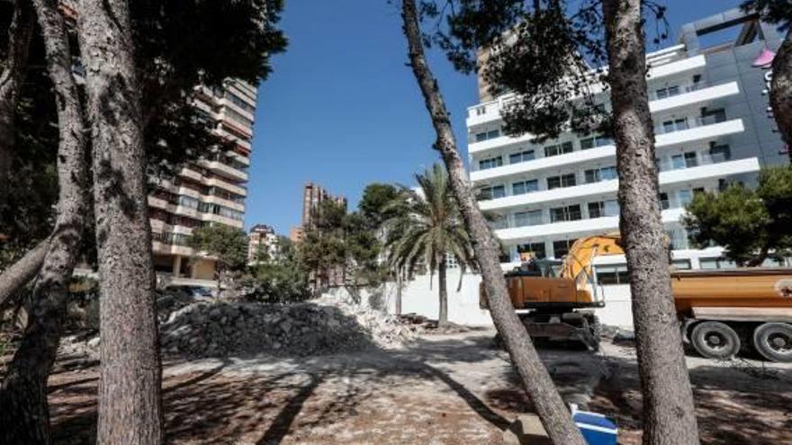 La vivienda, al poco de iniciarse su demolición. A la derecha, aspecto que presentaba el solar ayer por la tarde, con la casa ya reducida a escombros.