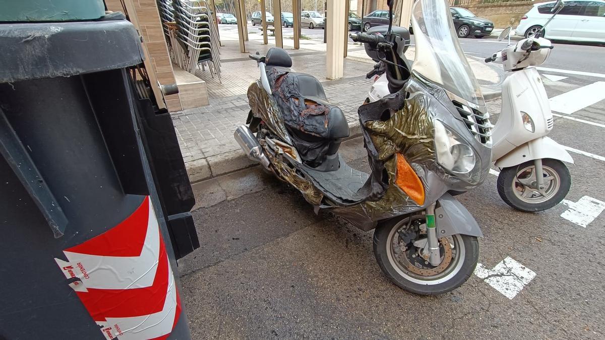 Moto quemada en la calle Lugo de Zaragoza, tras los actos vandálicos de este martes