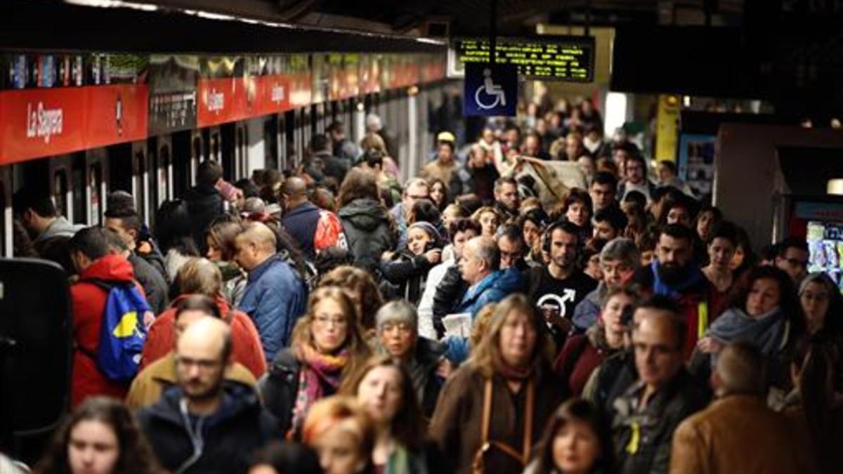 TRANSPORTE Aglomeraciones en la estación de metro de La Sagrera.