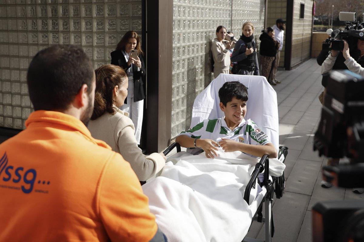 Dos hermanos menores de edad abandonan el hospital Reina Sofía.