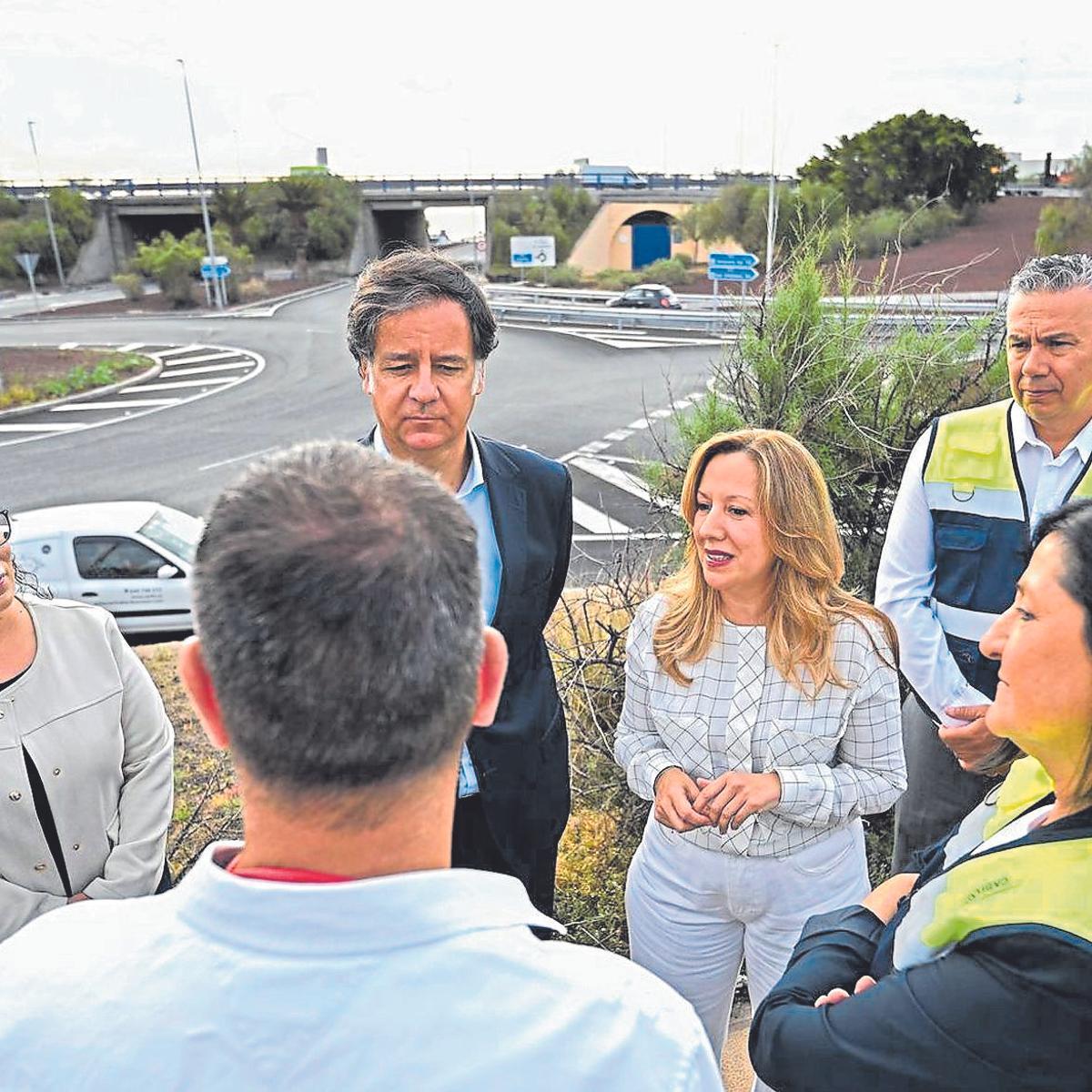 La presidenta del Cabildo de Tenerife, Rosa Dávila, junto con cargos del Cabildo y de otras instituciones.