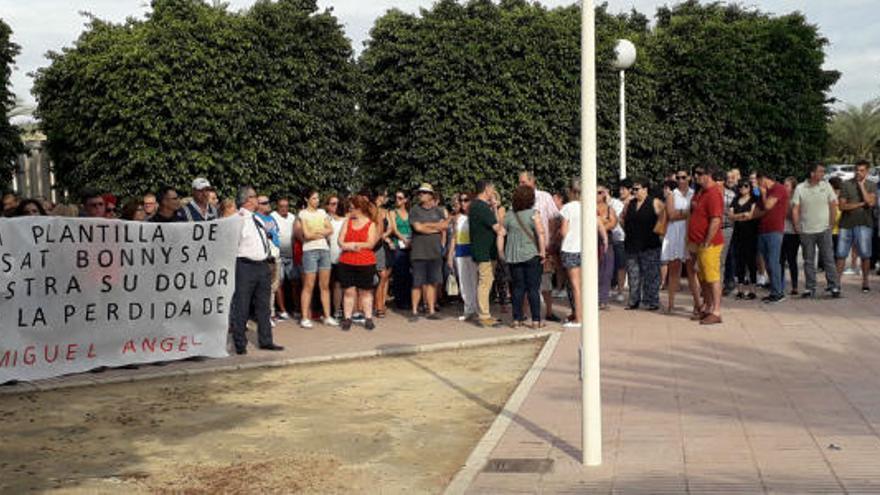 Trabajadores de Bonnysa se concentran para rendir homenaje a su compañero fallecido