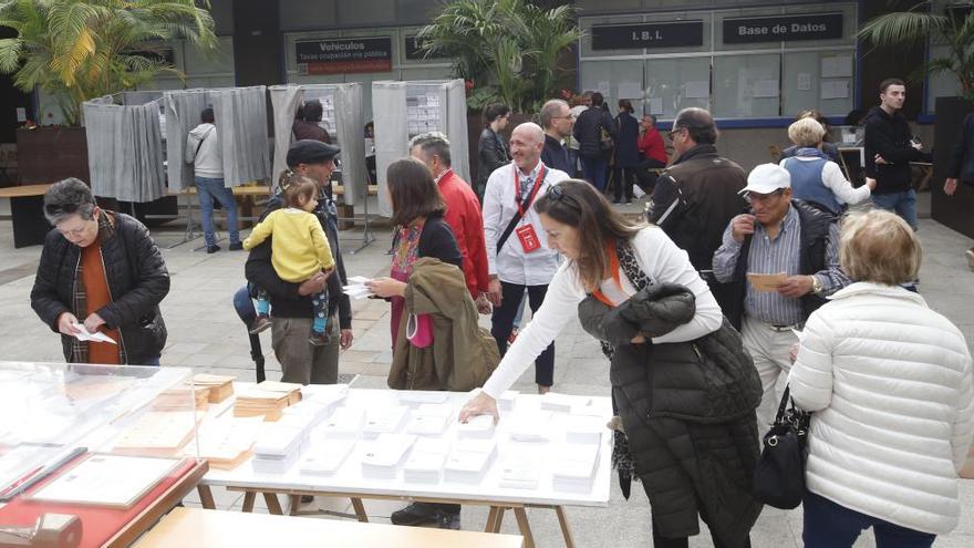 Votaciones en Vigo, esta mañana. // Ricardo Grobas