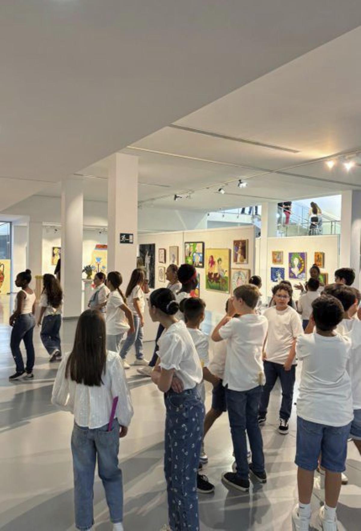 Los alumnos visitan la muestra. | L.O.