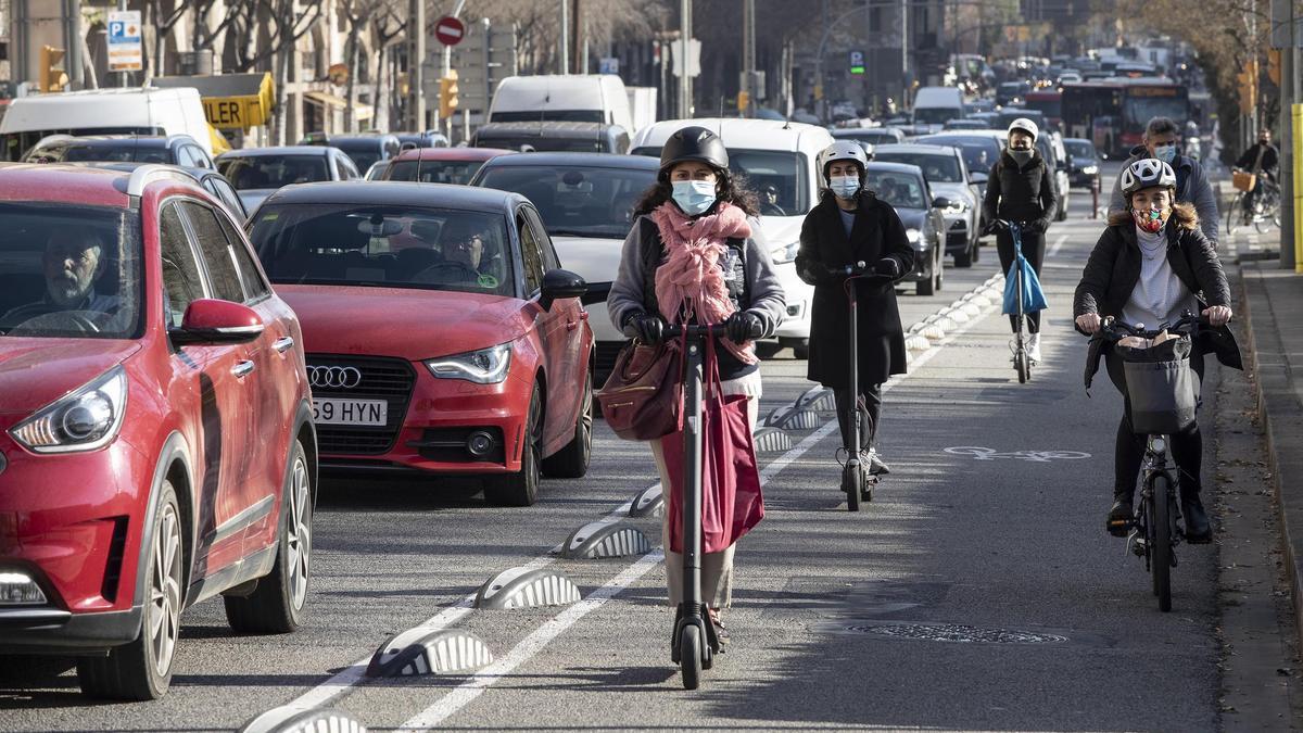 El carril bici de la calle de Aragó, que sigue siendo un autopista urbana, pero un poco menos