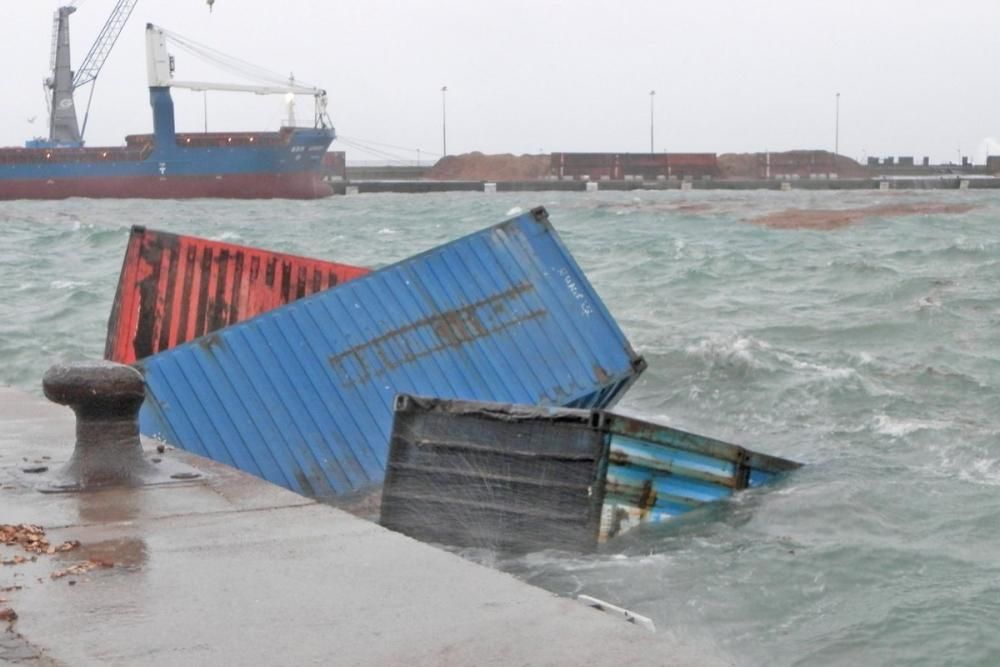 La ventada ha fet caure contenidors a l'aigua al Port de Palamós